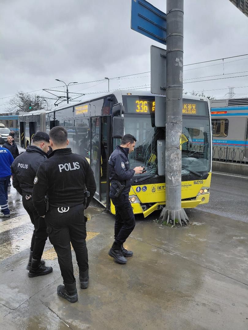 Sultangazi’de yola dökülen akaryakıt kazalara neden oldu: İETT otobüsü direğe çarptı 9 sultangazide yola dokulen akaryakit kazalara neden oldu iett otobusu direge carpti 5 1eIdP4Bp