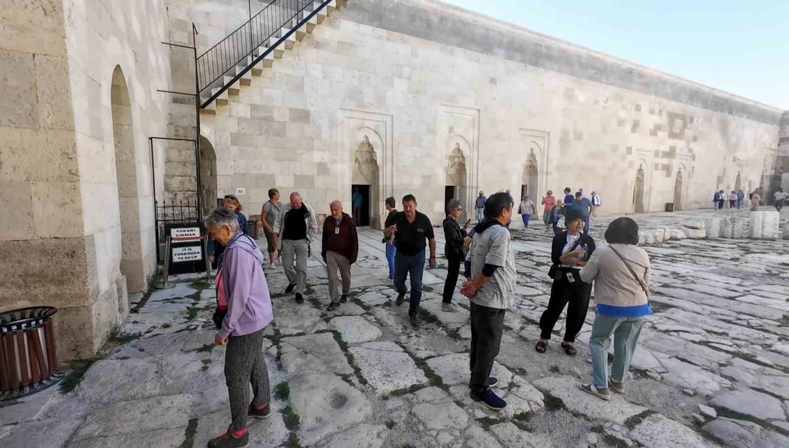 sultanhani kervansarayi yerli ve yabanci turistlerin ilgi odagi 4