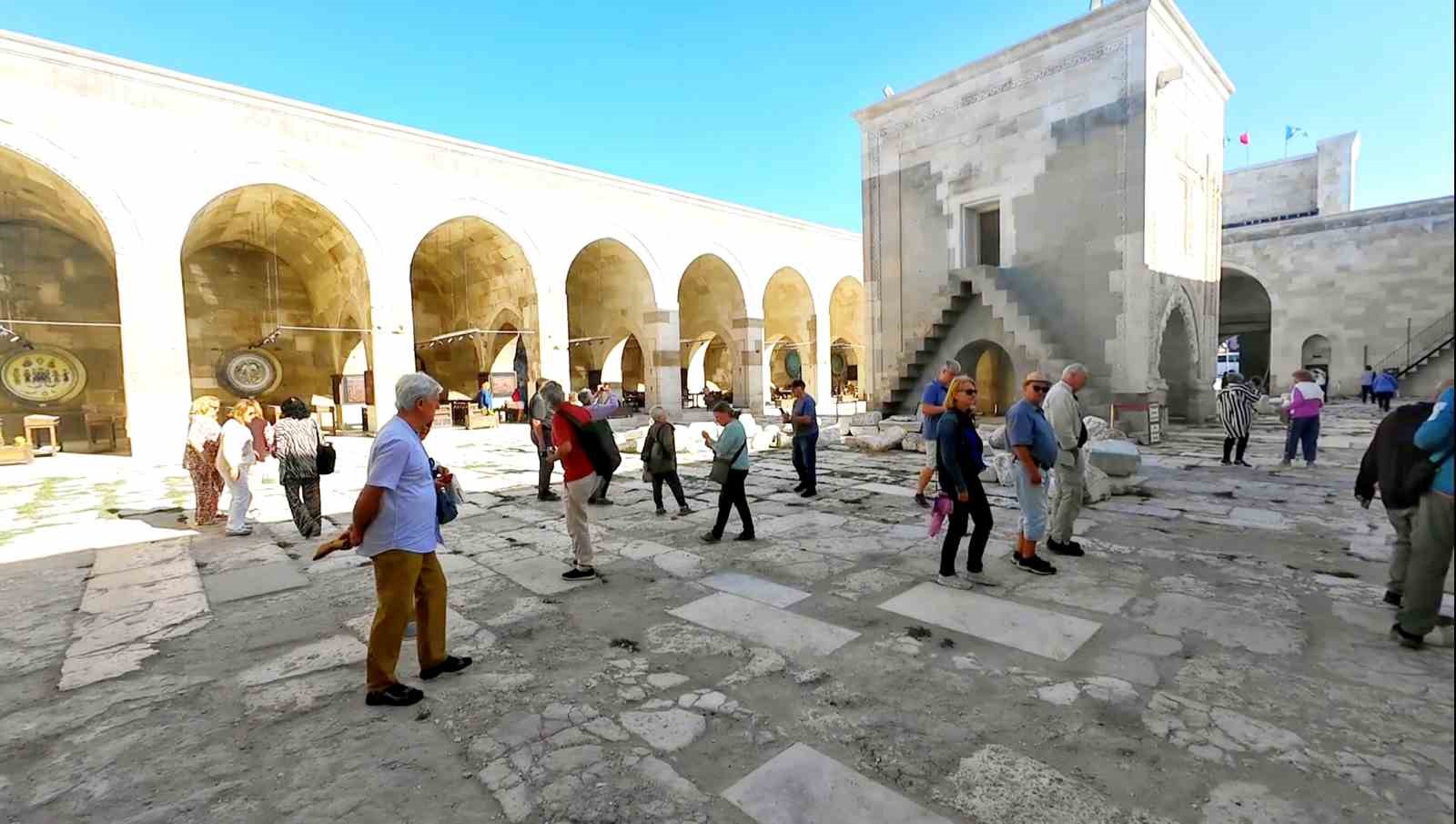 sultanhani kervansarayi yerli ve yabanci turistlerin ilgi odagi 5