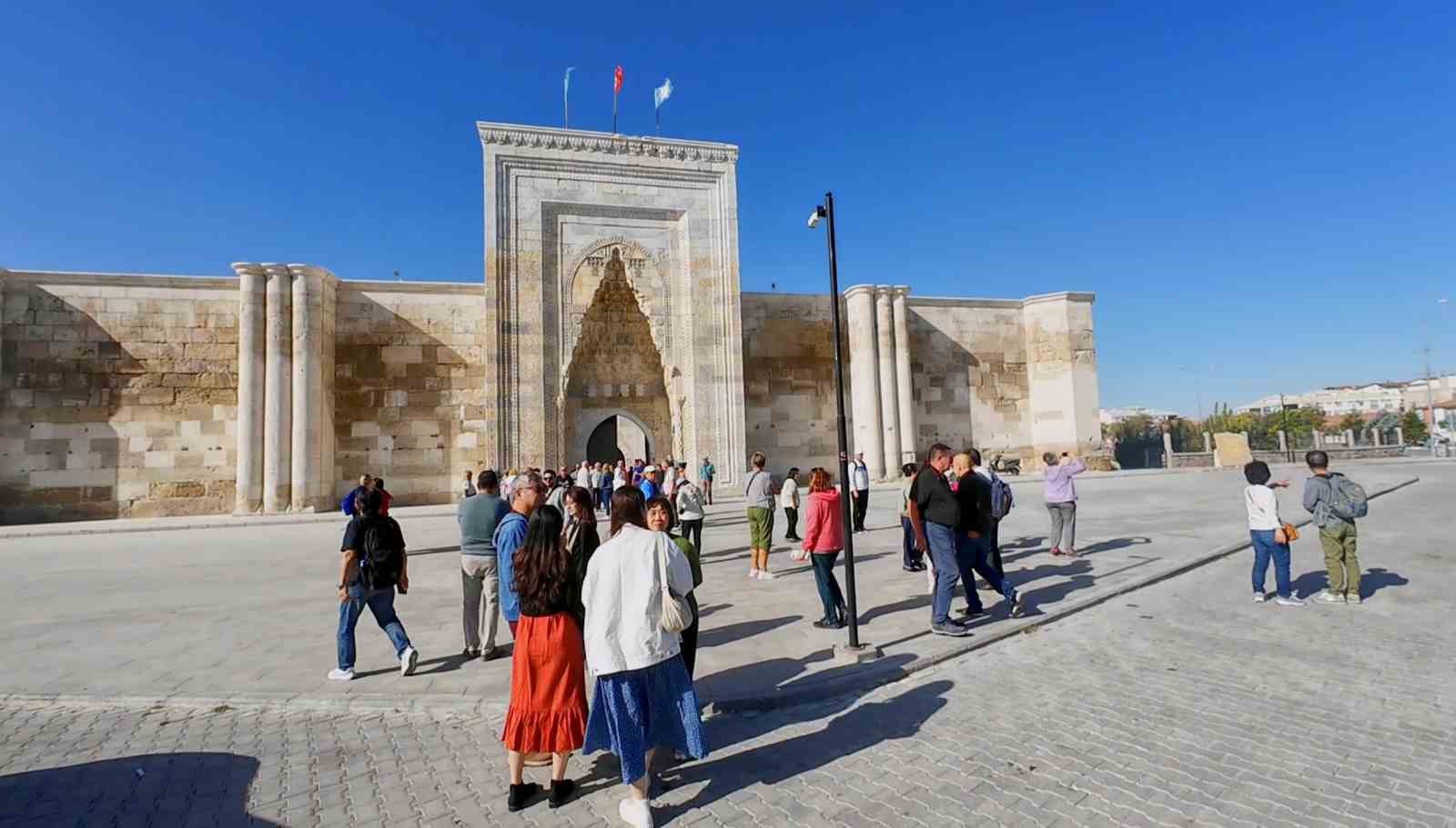 sultanhani kervansarayi yerli ve yabanci turistlerin ilgi odagi 6 NT657lnG