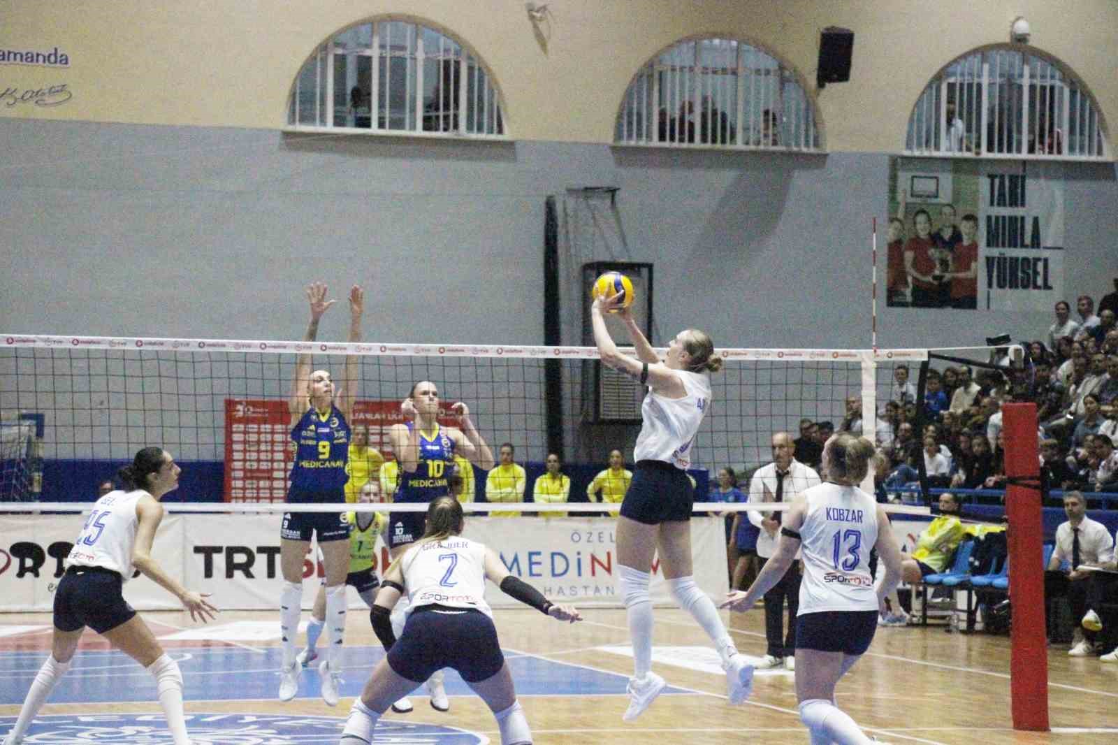 Sultanlar Ligi: Aydın Büyükşehir Belediyespor: 1 - Fenerbahçe Medicana: 3 9 sultanlar ligi aydin buyuksehir belediyespor 1 fenerbahce medicana 3 5 GlgNlvYt
