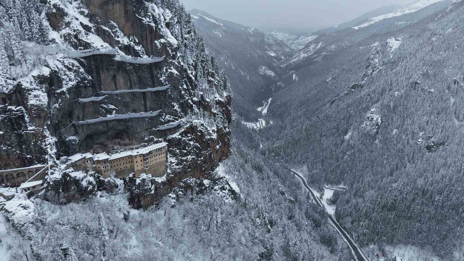 sumela manastiri beyaza altindere vadisi sessizlige burundu 0 NB98UE5M