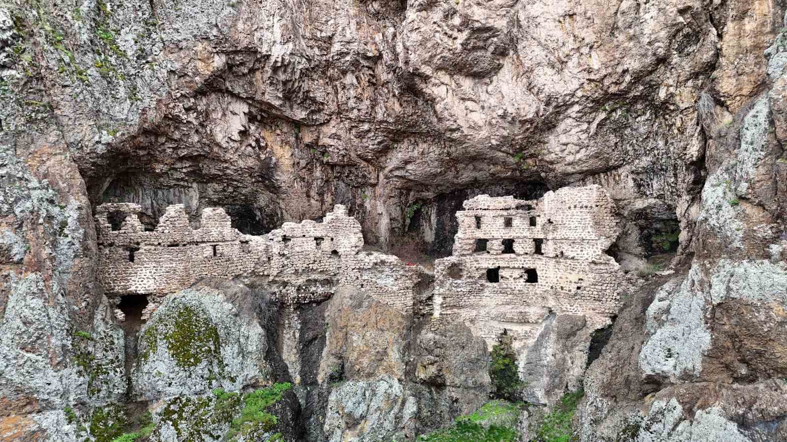 sumelayi andiran alicin manastiri dogal yapisiyla dikkat cekiyor 0 dDKDkBhI