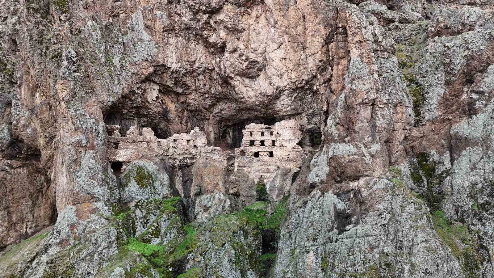 sumelayi andiran alicin manastiri dogal yapisiyla dikkat cekiyor 1 Eu4pjXcd