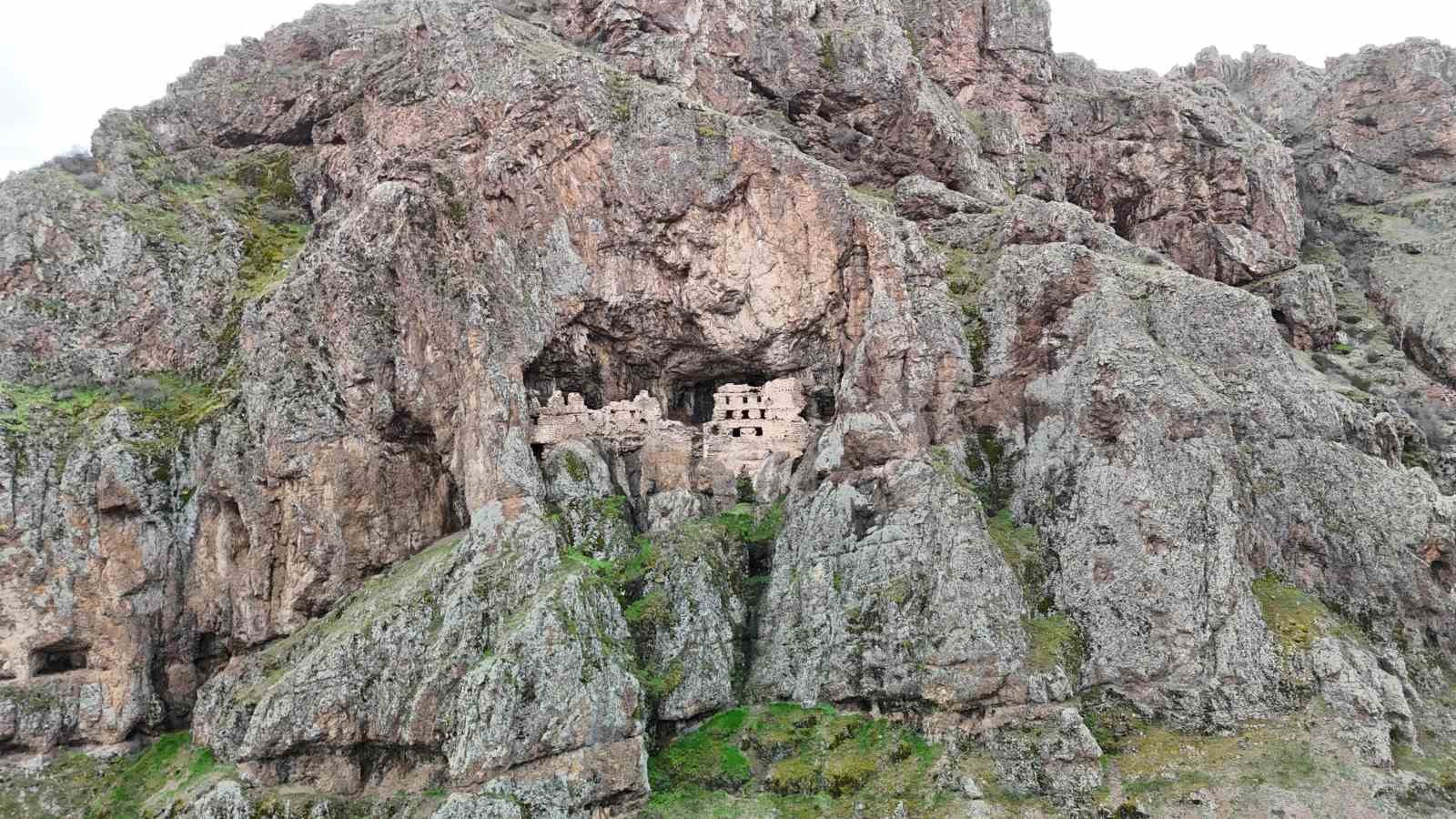 sumelayi andiran alicin manastiri dogal yapisiyla dikkat cekiyor 2 9fu1L8ga