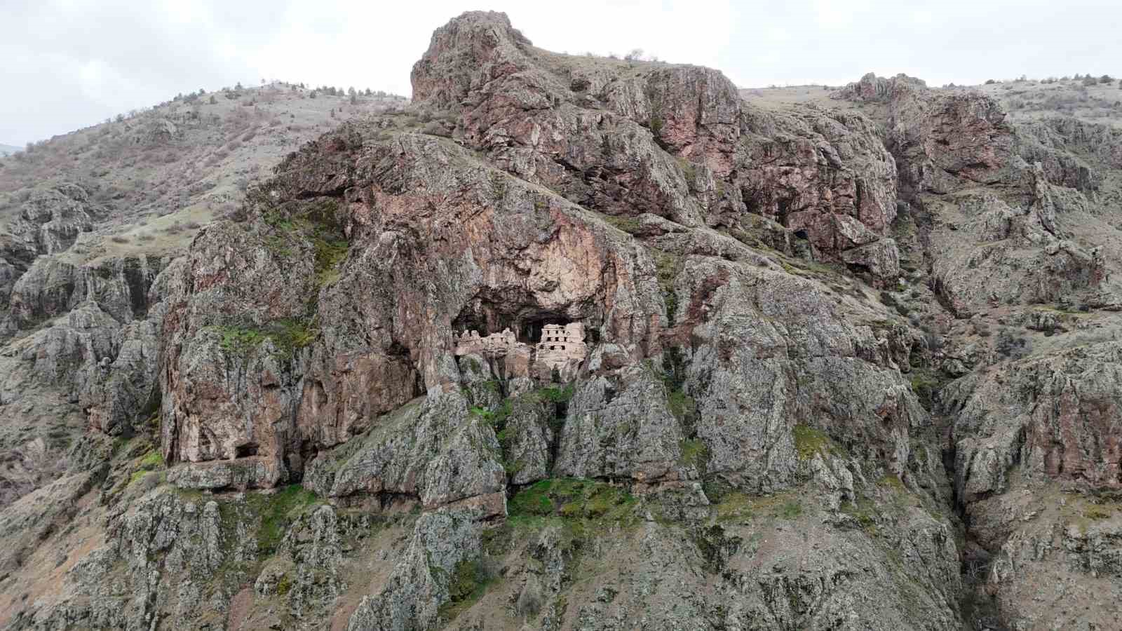 sumelayi andiran alicin manastiri dogal yapisiyla dikkat cekiyor 3 VTs1OXhC