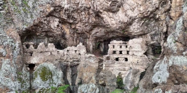 sumelayi-andiran-alicin-manastiri-dogal-yapisiyla-dikkat-cekiyor-KSyHHWJc.jpg