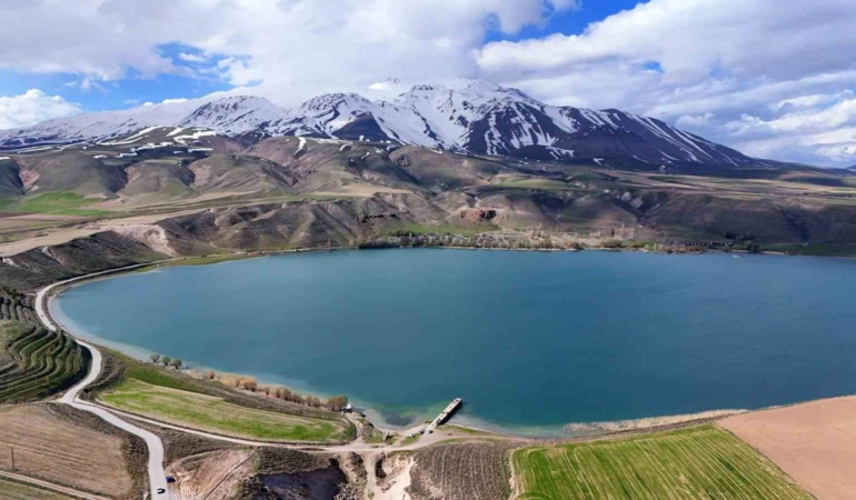 suphan-dagi-ve-aygir-golunun-bahar-manzarasi-hayranlik-uyandiriyor-Q6iPQCgX.jpg