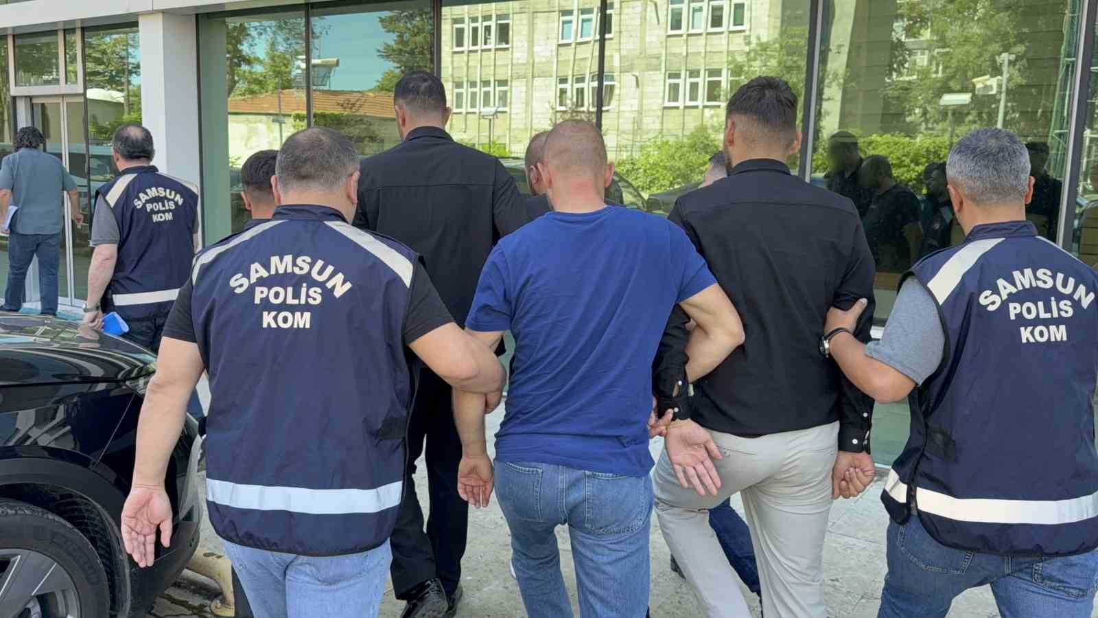 Şüpheli araçtan 4 tabanca ve mermi ele geçirildi 4 supheli aractan 4 tabanca ve mermi ele gecirildi 0 RJRtyQec