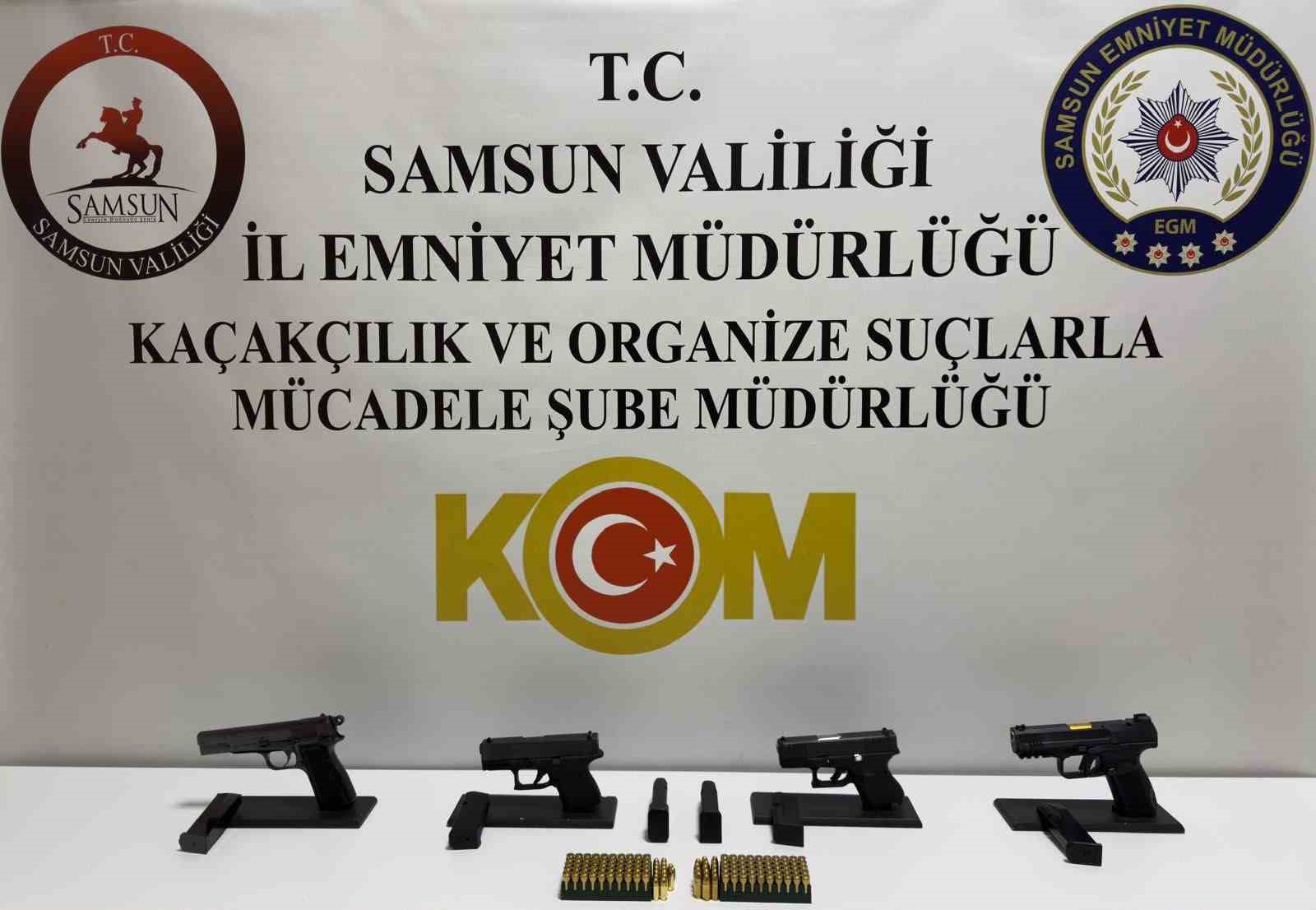 Şüpheli araçtan 4 tabanca ve mermi ele geçirildi 6 supheli aractan 4 tabanca ve mermi ele gecirildi 2 K2BN8lEv
