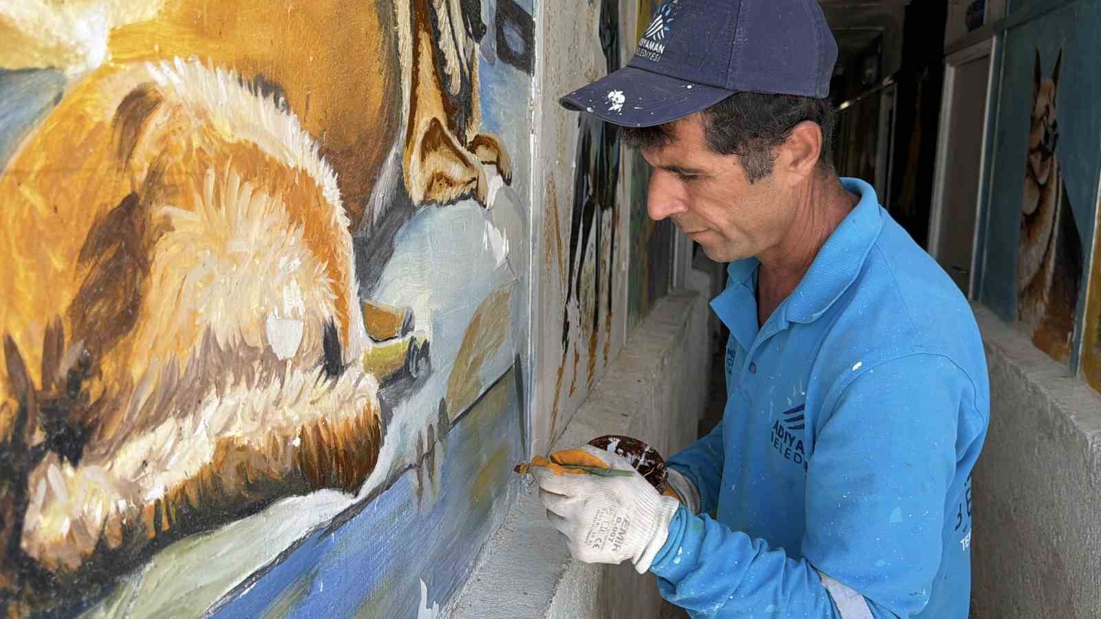 supurgesiyle temizlik fircasiyla sanat yapiyor 0 AEWKPXhe