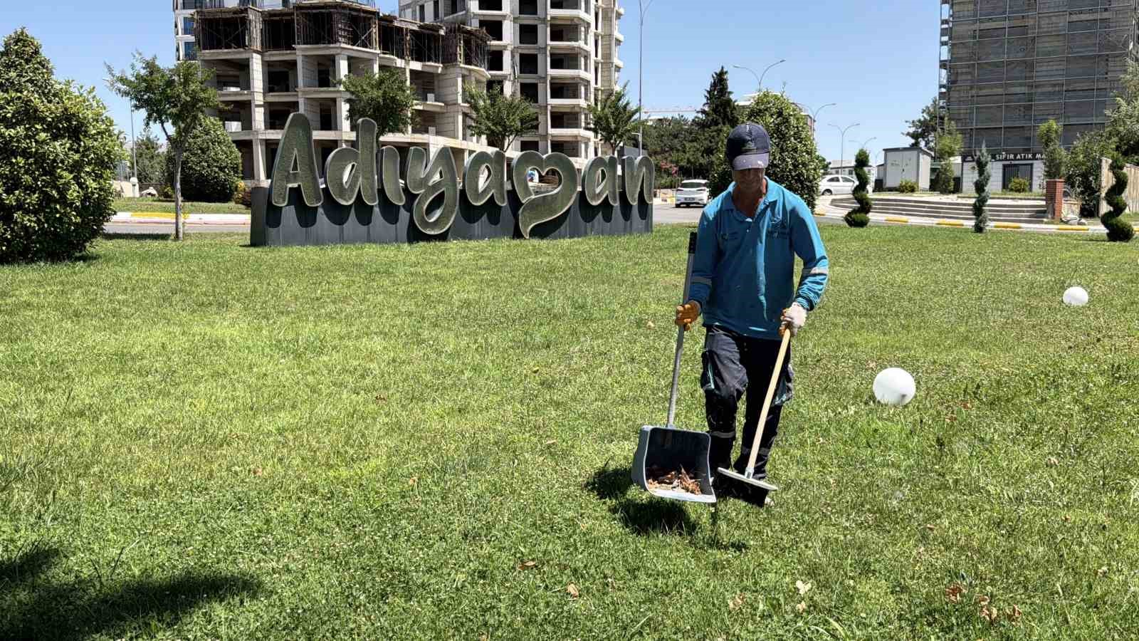 supurgesiyle temizlik fircasiyla sanat yapiyor 1 C4kEjIkt