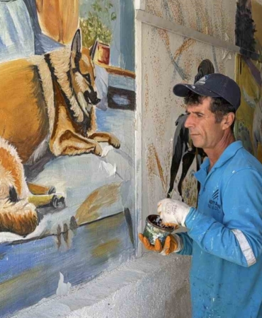 supurgesiyle-temizlik-fircasiyla-sanat-yapiyor-4PWdetfK.jpg
