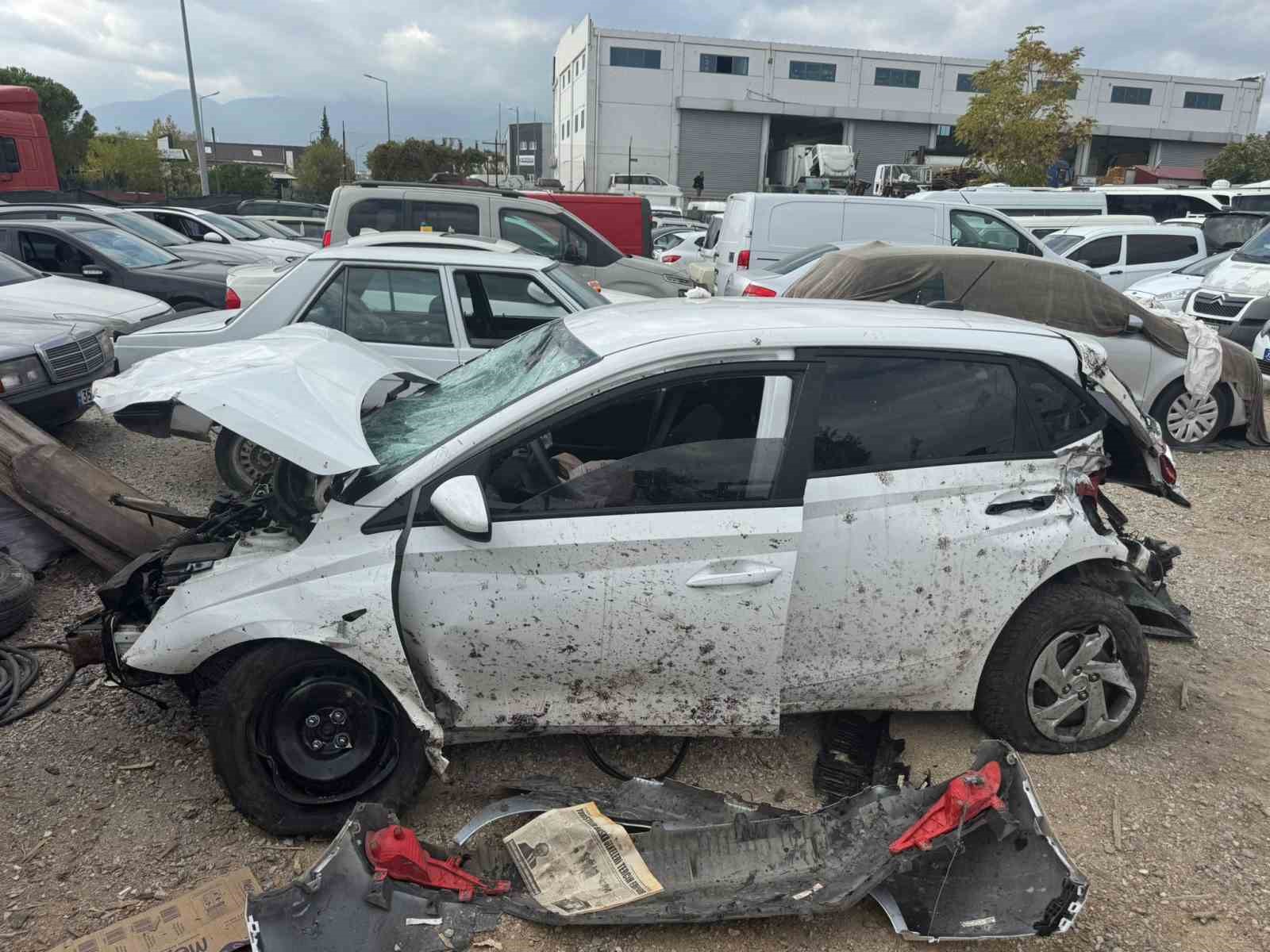 suratle kavsaga giren otomobil heykelleri bicerek metrelerce havaya uctu 1 Ad7p84Nl