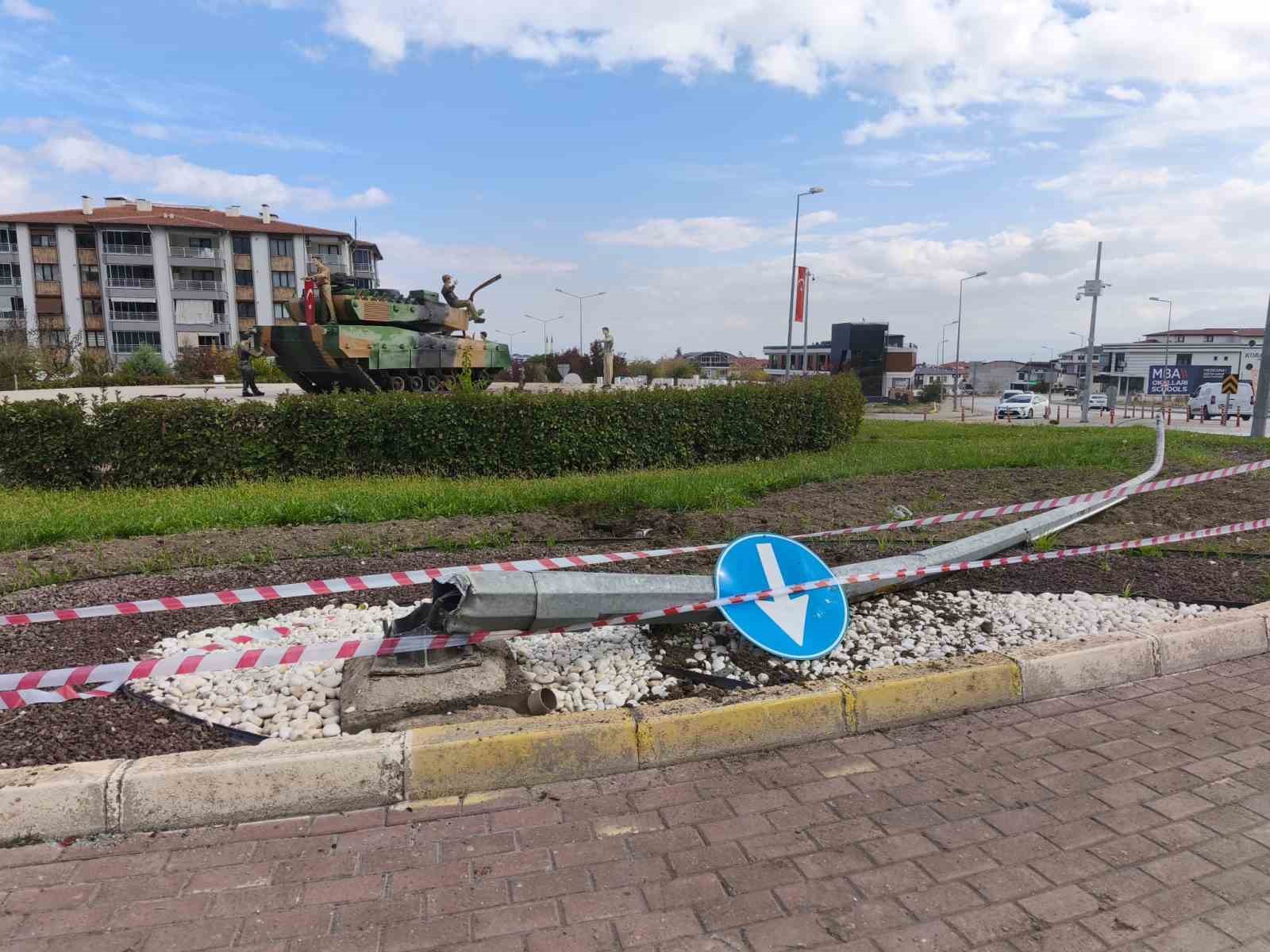 suratle kavsaga giren otomobil heykelleri bicerek metrelerce havaya uctu 4 OTNymqpF