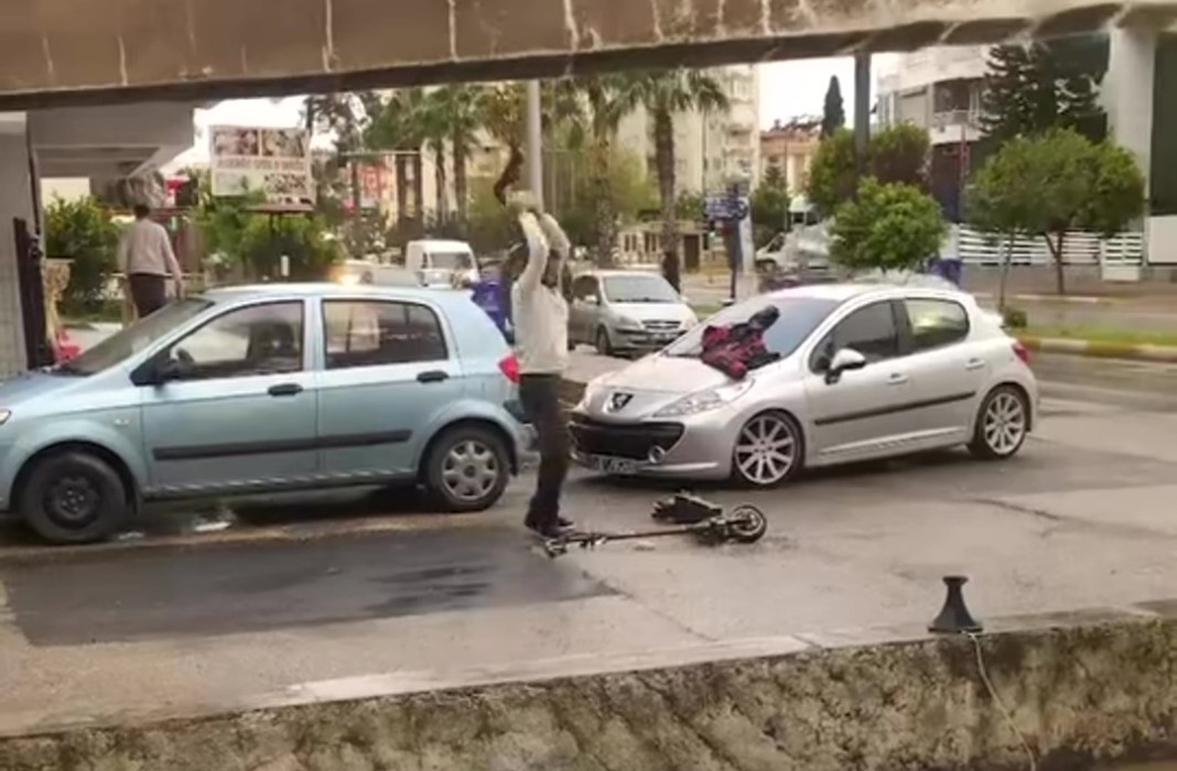 surekli bozulan scootera sinirlendi ofkesini tasla parcalayarak cikardi 0 uHOjXGNE