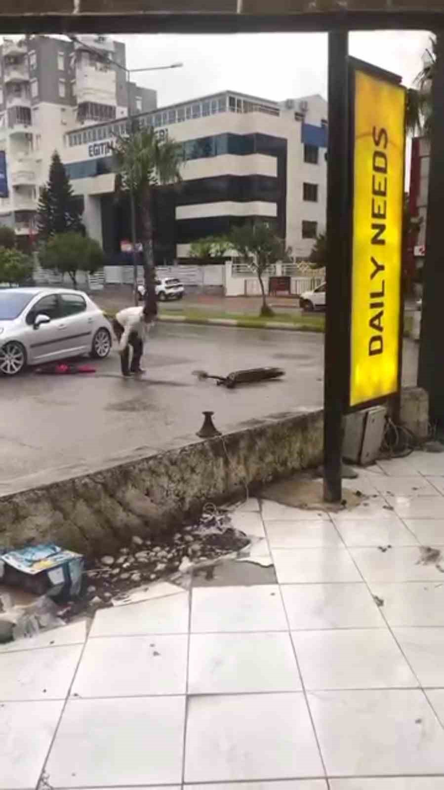 surekli bozulan scootera sinirlendi ofkesini tasla parcalayarak cikardi 1 BqmXmz4J
