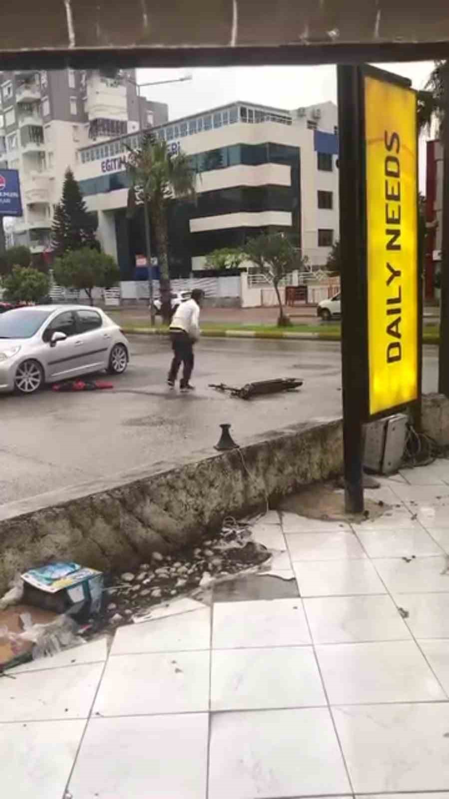 surekli bozulan scootera sinirlendi ofkesini tasla parcalayarak cikardi 2 IfCckFpE