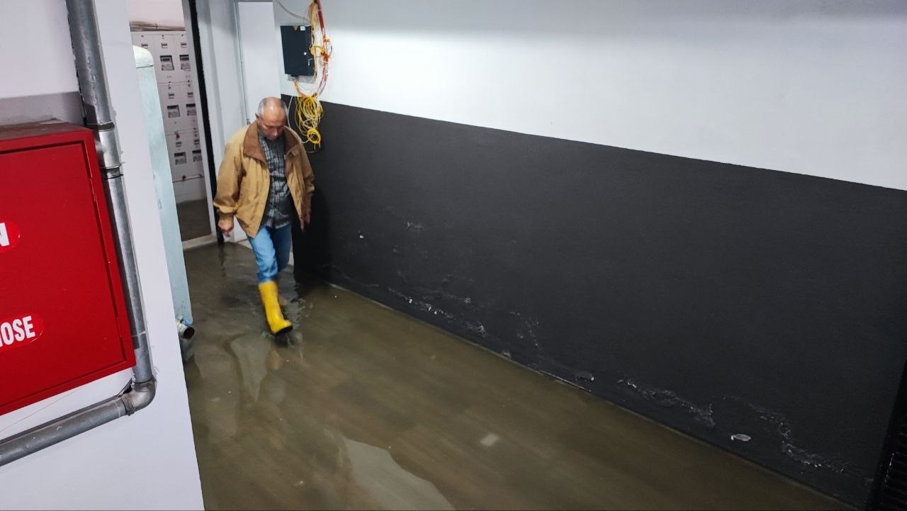 surekli su basan bodrum kata kontrol kalemiyle suyu test ederek giriyorlar 3 IcdjtqRQ
