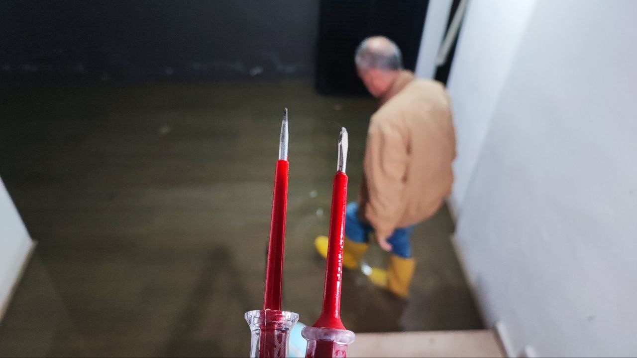 surekli su basan bodrum kata kontrol kalemiyle suyu test ederek giriyorlar 4 jtfEdhS9