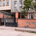 surgulu-demir-kapinin-altinda-kalan-3-yasindaki-cocuk-agir-yaralandi-PkCfHxjN.jpg