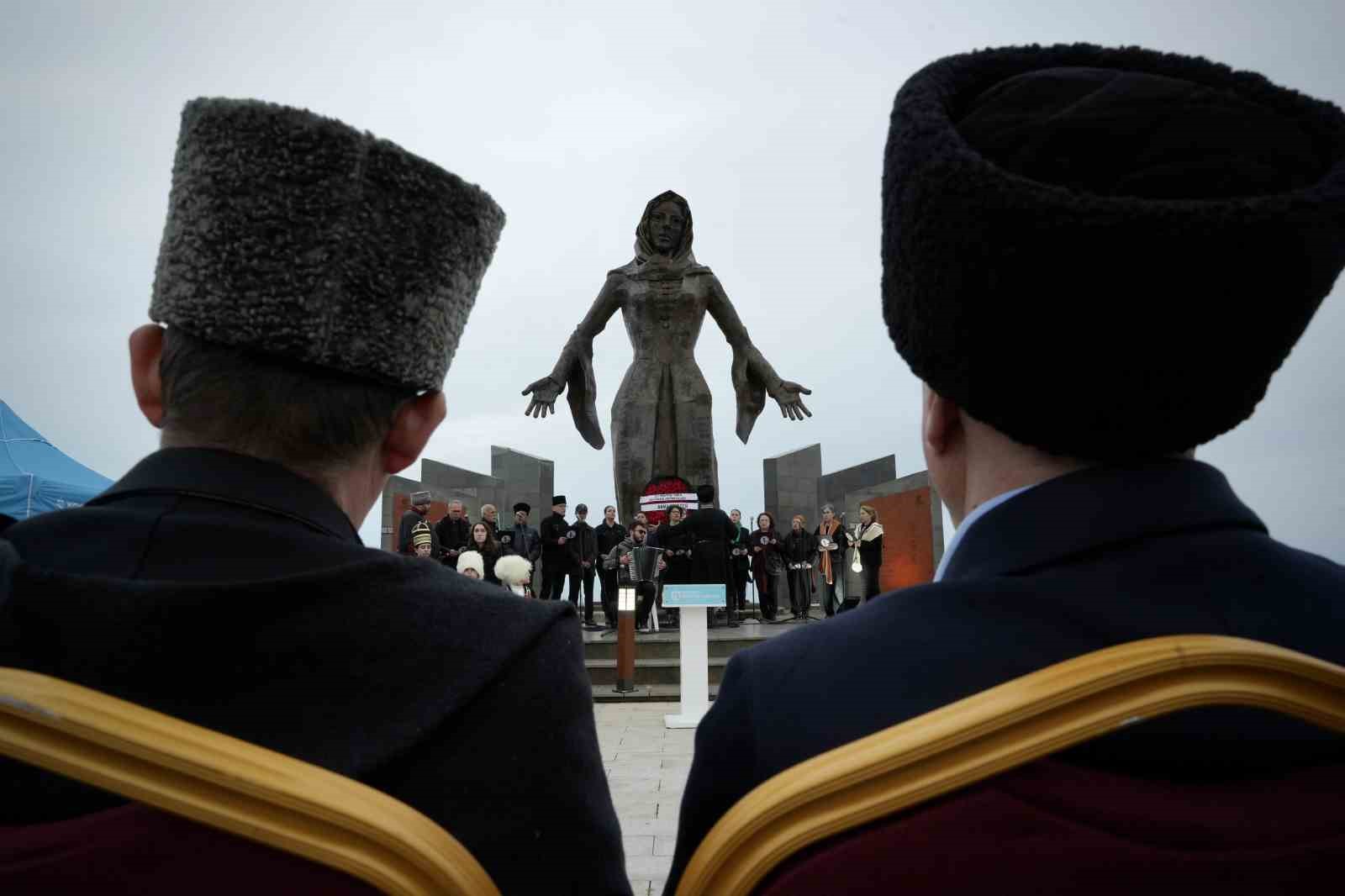 surgun gemilerinin yanastigi son kiyida bulusup atalarini andilar 2