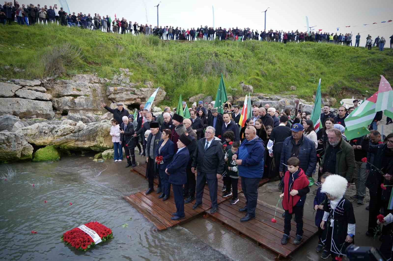 surgun gemilerinin yanastigi son kiyida bulusup atalarini andilar 5