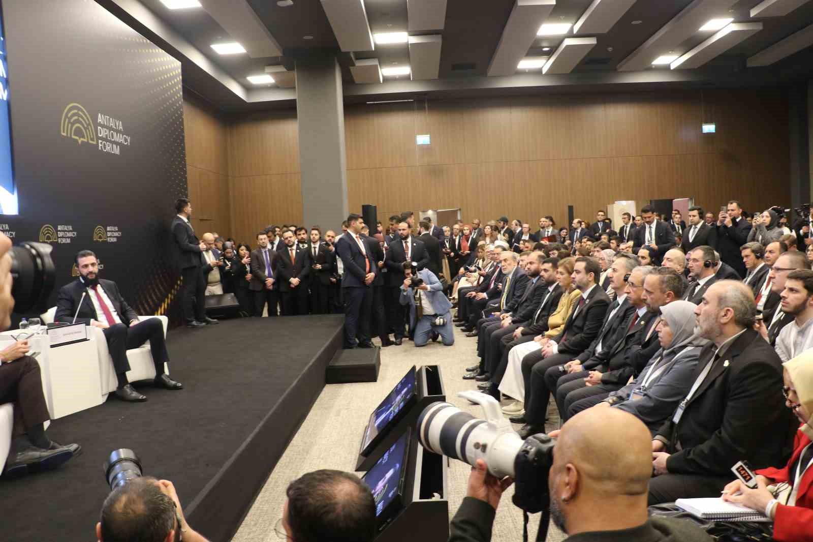 suriye cumhurbaskani sara bugun biz suriye icin yeni bir tarih ciziyoruz 2