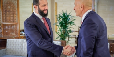 suriye-devlet-baskani-es-sara-abdnin-suriye-ozel-temsilcisi-barracki-kabul-etti-NWP219pd.jpg