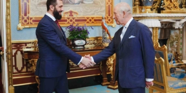 suriye-devlet-baskani-es-sara-ingiltere-krali-iii-charles-ile-bir-araya-geldi-JAkDCDU1.jpg