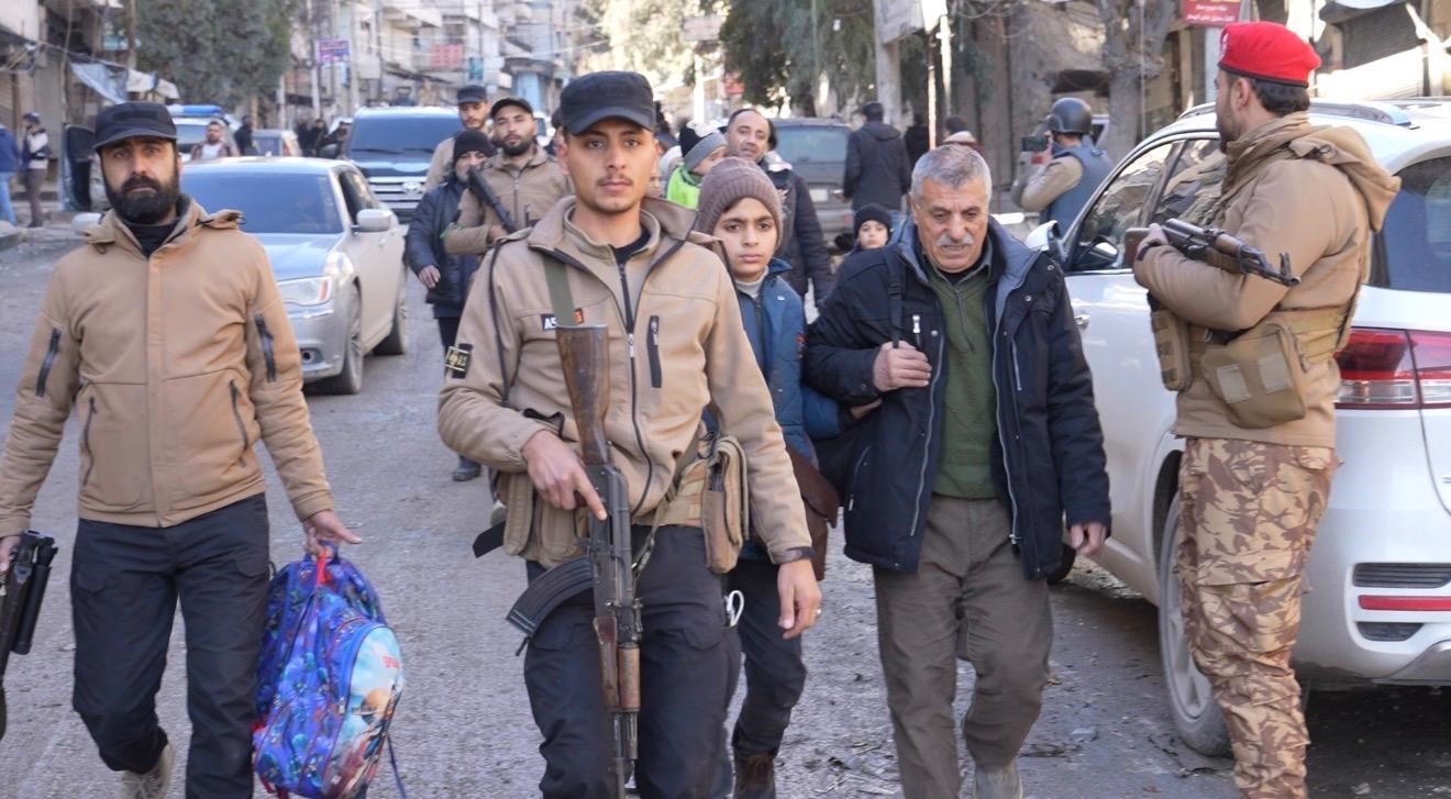 suriye ic guvenlik gucleri seyh maksudda sdgnin canli kalkan olarak kullandigi sivilleri kurtardi 1