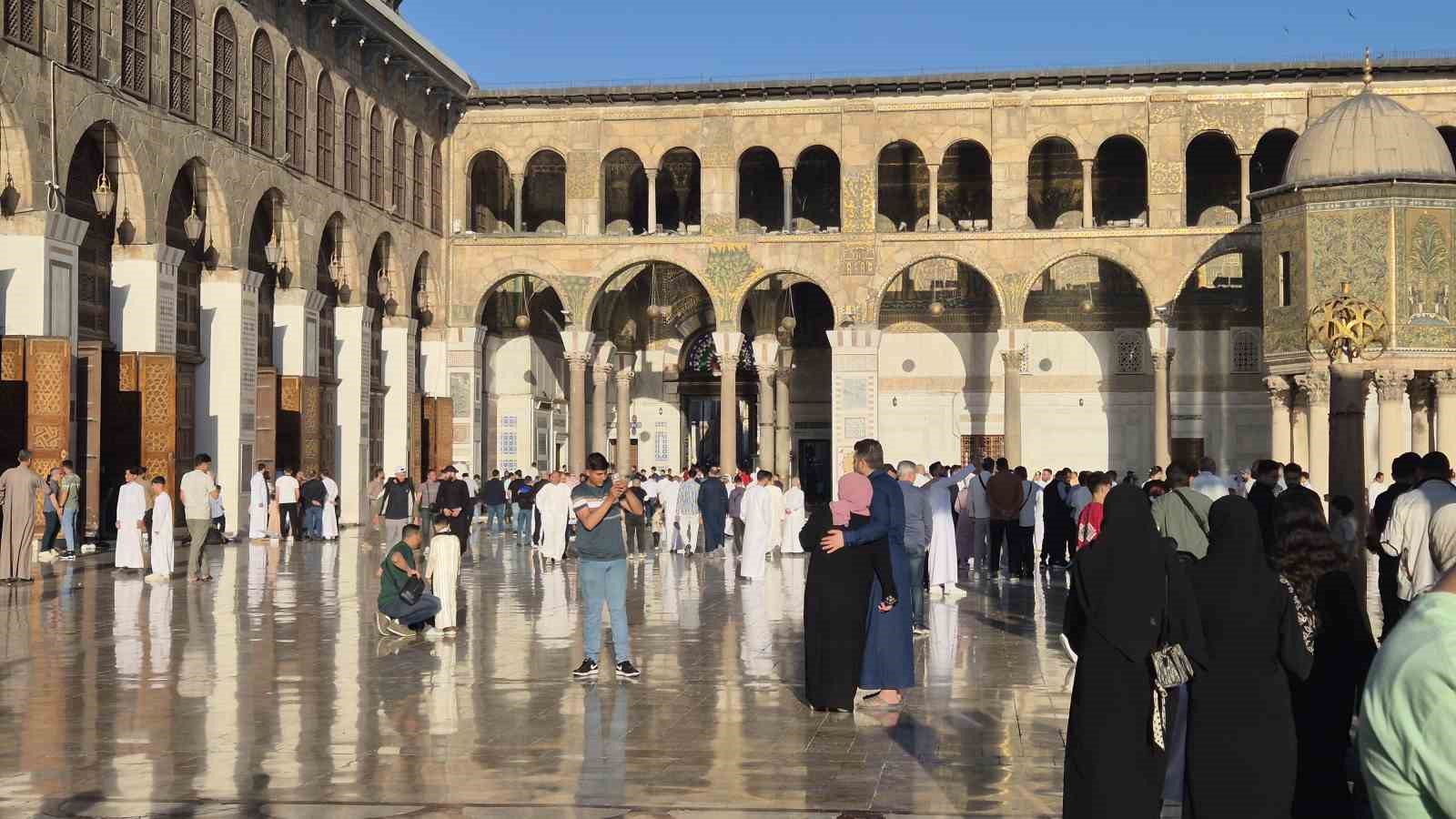 suriyede binlerce kisi tarihi emevi camiinde bayram namazi kildi 0 vROERLj3