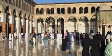 suriyede-binlerce-kisi-tarihi-emevi-camiinde-bayram-namazi-kildi-PdaDlyi4.jpg