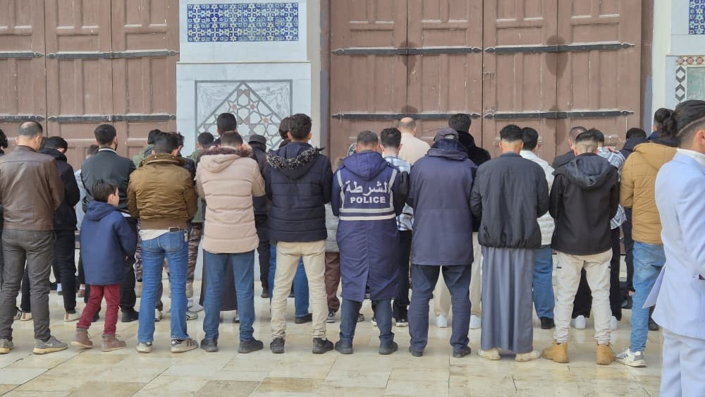 Suriye’de camileri dolduran Müslümanlar bayram namazını kıldı 4 suriyede camileri dolduran muslumanlar bayram namazini kildi 0 8ZUTutbh