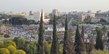 suriyede-halk-ulusal-birlik-kutlamalari-icin-meydanlari-doldurdu-cV3x8Ybm.jpg