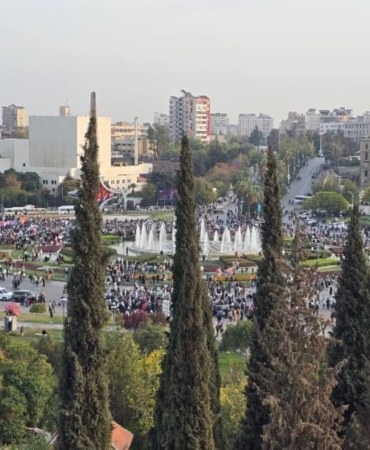 suriyede-halk-ulusal-birlik-kutlamalari-icin-meydanlari-doldurdu-cV3x8Ybm.jpg