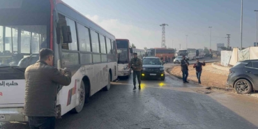 suriyede-seyh-maksud-mahallesine-gelen-20-otobus-teslim-olan-sdgli-teroristleri-farkli-bolgelere-goturecek-61Cadhhb.jpg