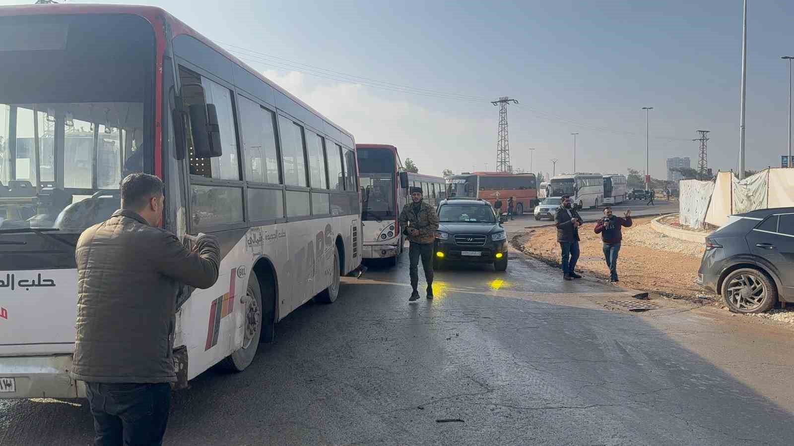Suriye’de Şeyh Maksud Mahallesine gelen 20 otobüs, teslim olan SDG’li teröristleri farklı bölgelere götürecek 4 suriyede seyh maksud mahallesine gelen 20 otobus teslim olan sdgli teroristleri farkli bolgelere goturecek DXIJkJPU