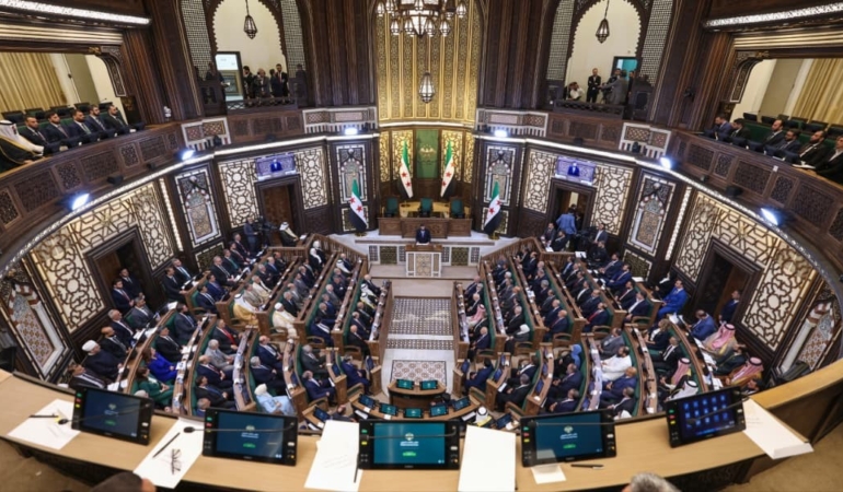 suriyede-tarihi-adim-esad-rejiminin-devrilmesi-sonrasi-ilk-halk-parlamentosu-oturumu-gerceklestirildi-wtOid3T8.jpg