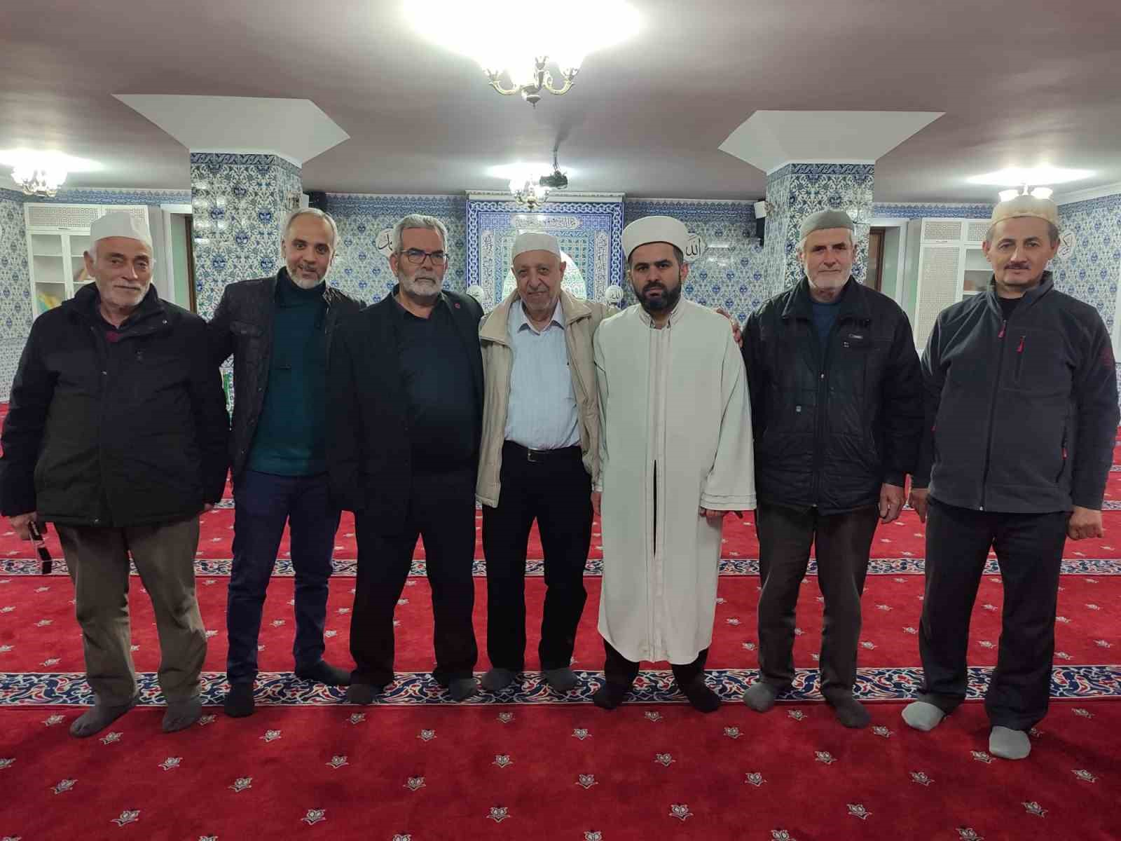 suriyeli abdulkerim omere cami cemaatinden anlamli ugurlama 1 gfrQs8Jk