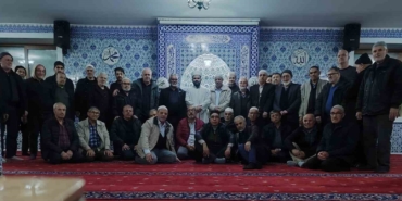 suriyeli-abdulkerim-omere-cami-cemaatinden-anlamli-ugurlama-YKDpuJpz.jpg