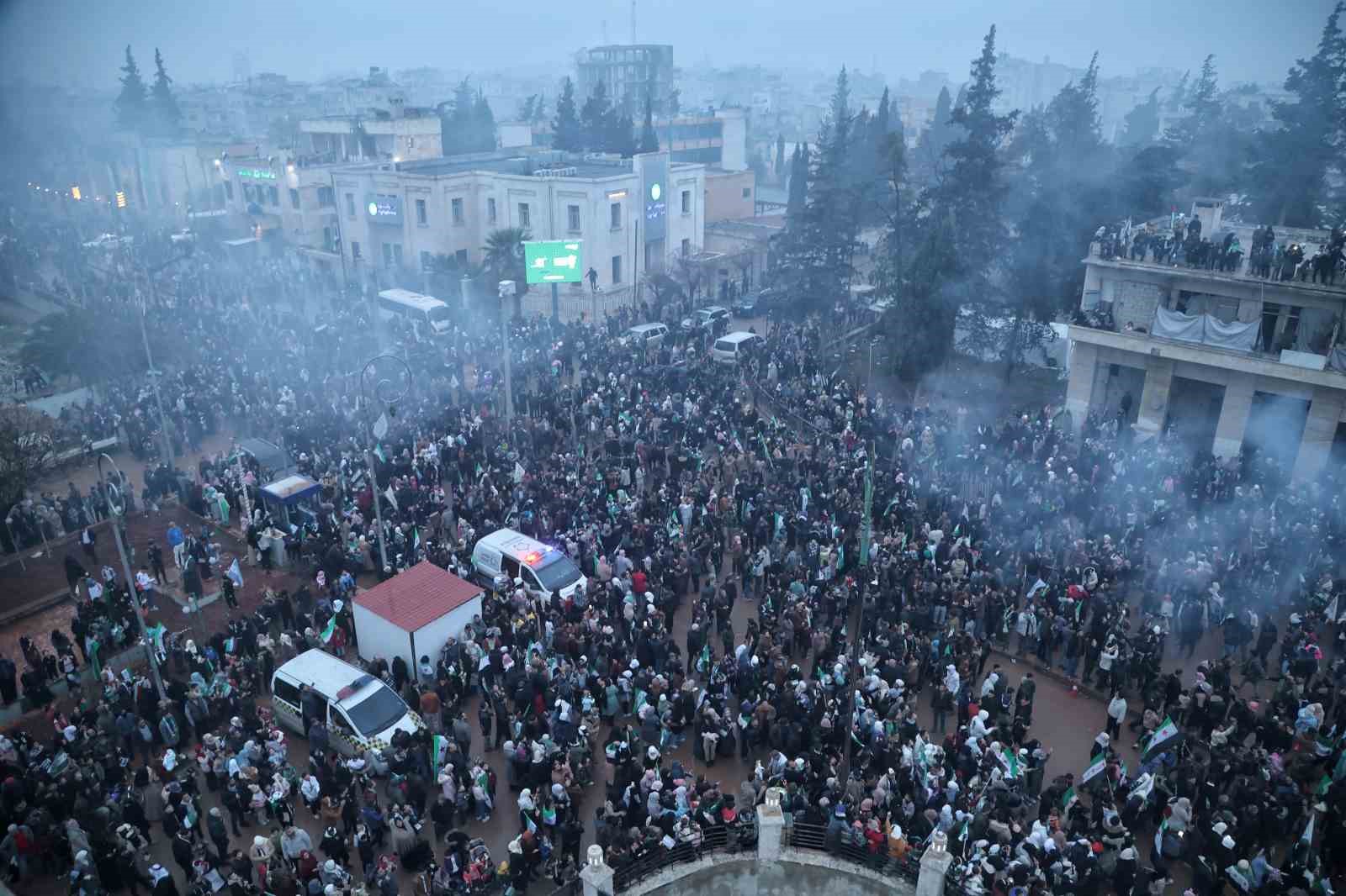 suriyeliler esad rejiminin devrilmesinin 1inci yil donumunu emevi meydaninda kutladi 1 83LdLUPZ
