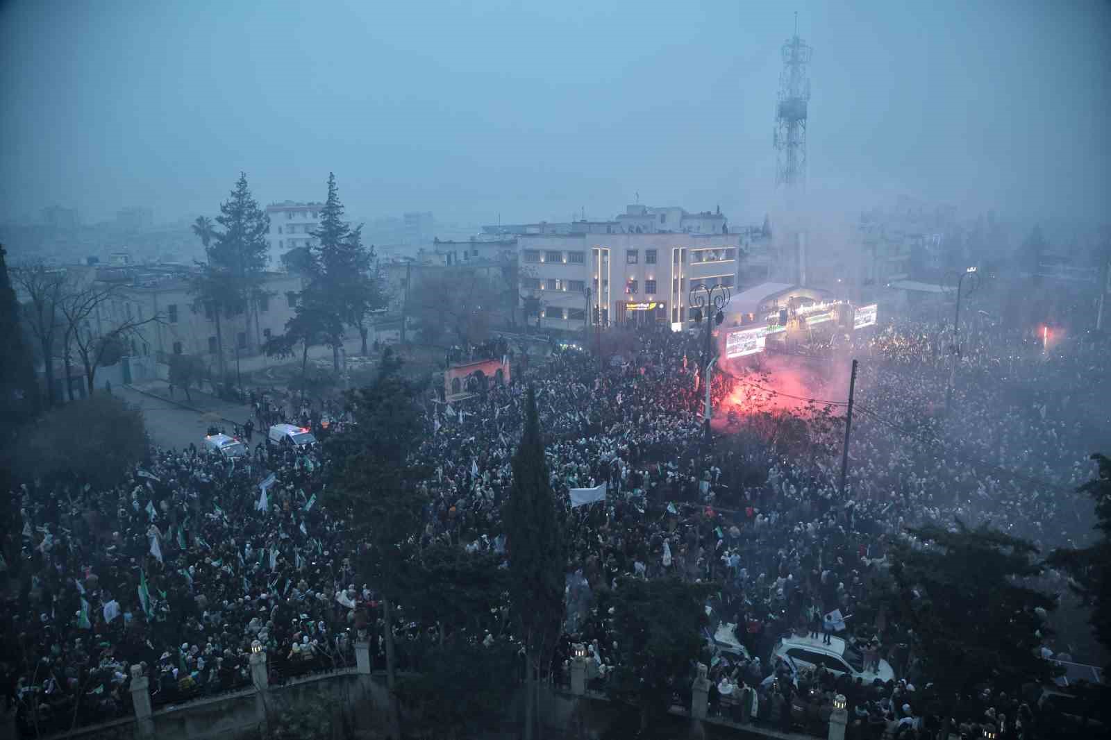 suriyeliler esad rejiminin devrilmesinin 1inci yil donumunu emevi meydaninda kutladi 3 DTGe2gdk
