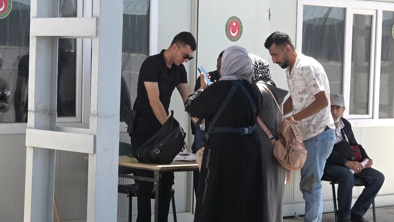 suriyelilerin gonullu donusleri oncupinarda kesintisiz devam ediyor 1 hNBKnTtY