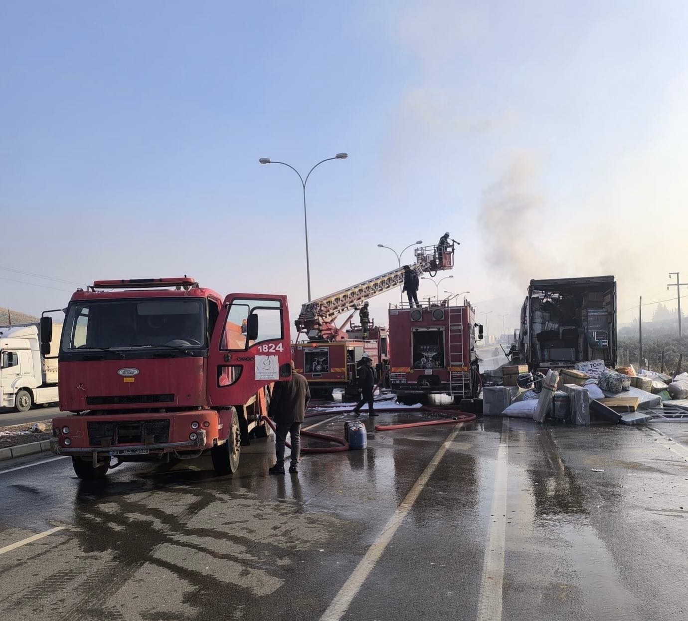 suriyeye gecis icin bekleyen tir alevlere teslim oldu 1 5GbiLNPK