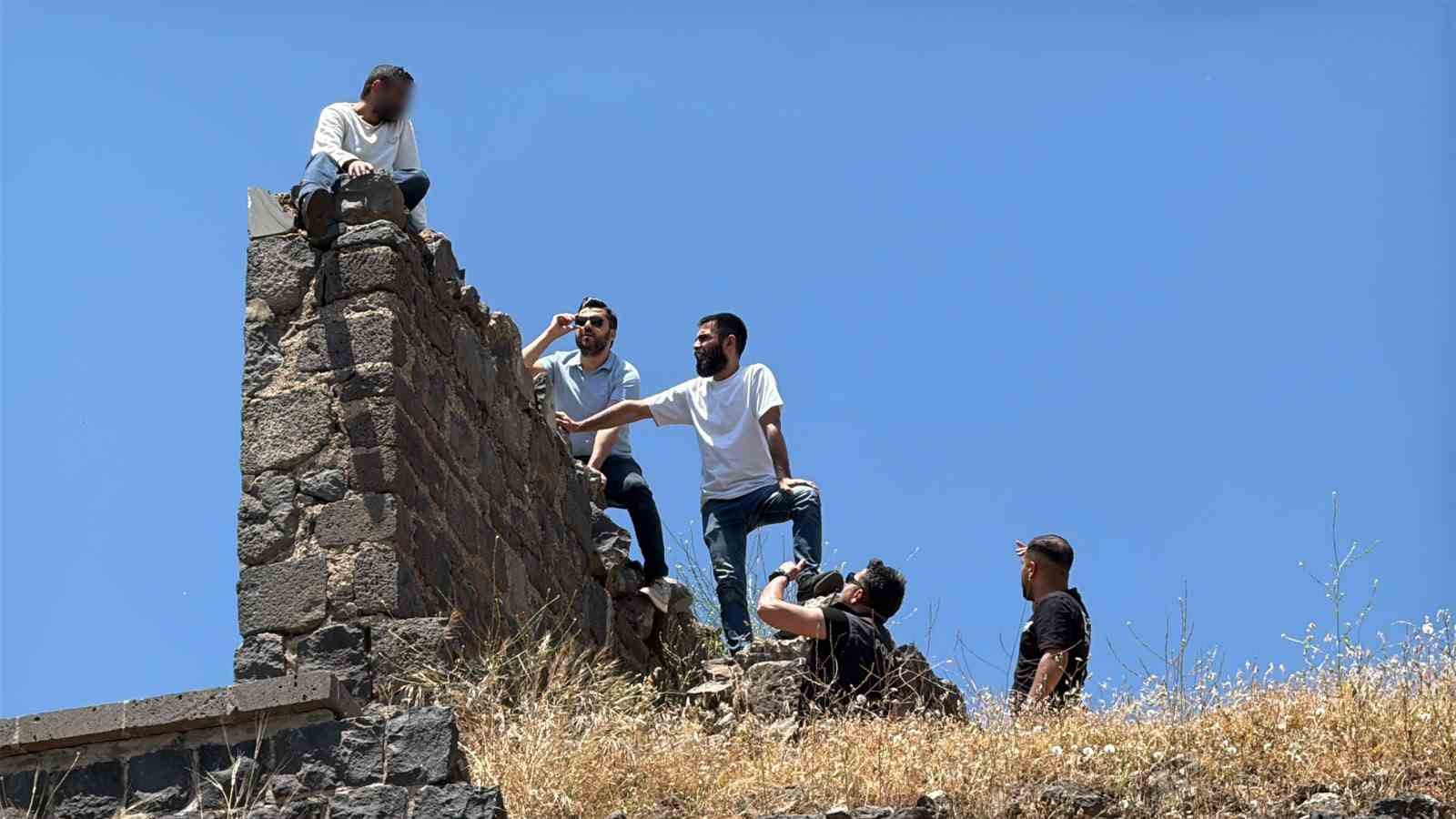Surlara çıkıp intihar girişiminde bulunan şahıs, polis ve vatandaşlarca ikna edildi 6 surlara cikip intihar girisiminde bulunan sahis polis ve vatandaslarca ikna edildi 2