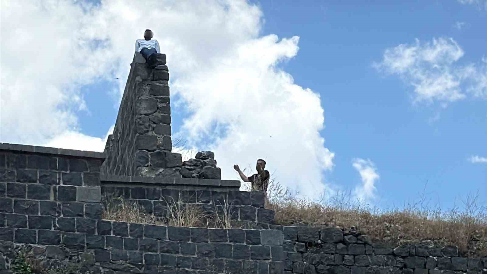 Surlara çıkıp intihar girişiminde bulunan şahıs, polis ve vatandaşlarca ikna edildi 7 surlara cikip intihar girisiminde bulunan sahis polis ve vatandaslarca ikna edildi 3 5kQRIedP