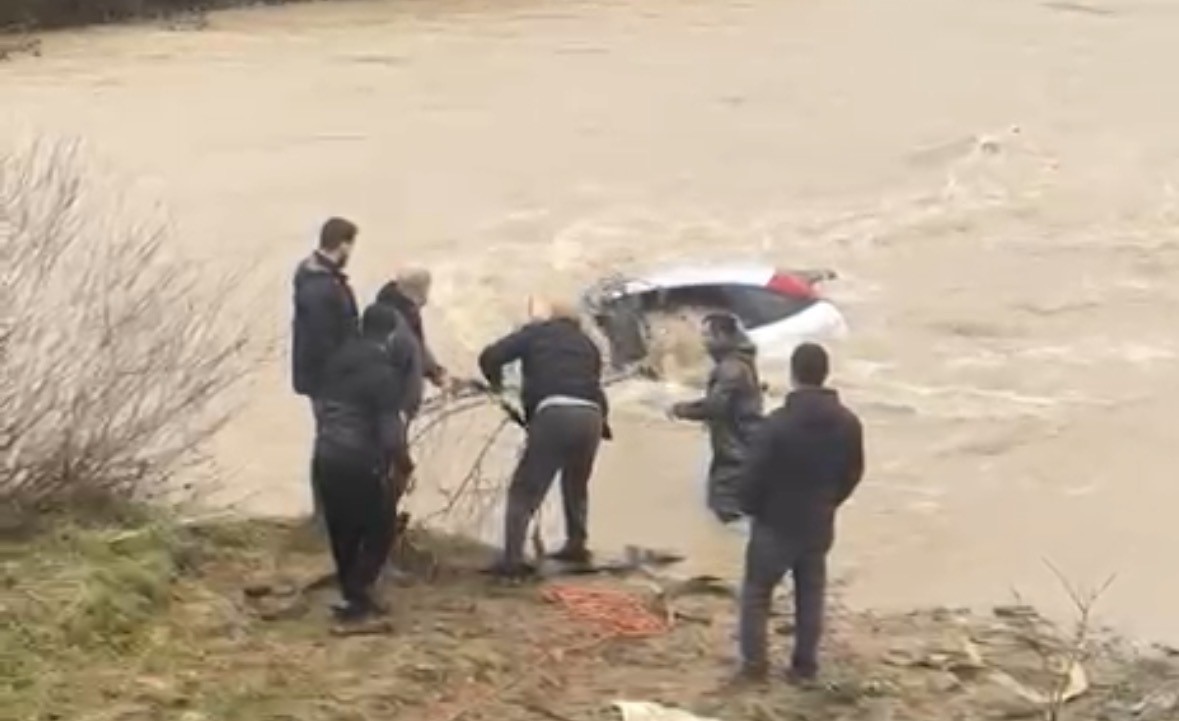 surucu kiyiya cikti otomobil suda kaldi vatandaslar halatla mudahale etti 1 ee3bFE9A