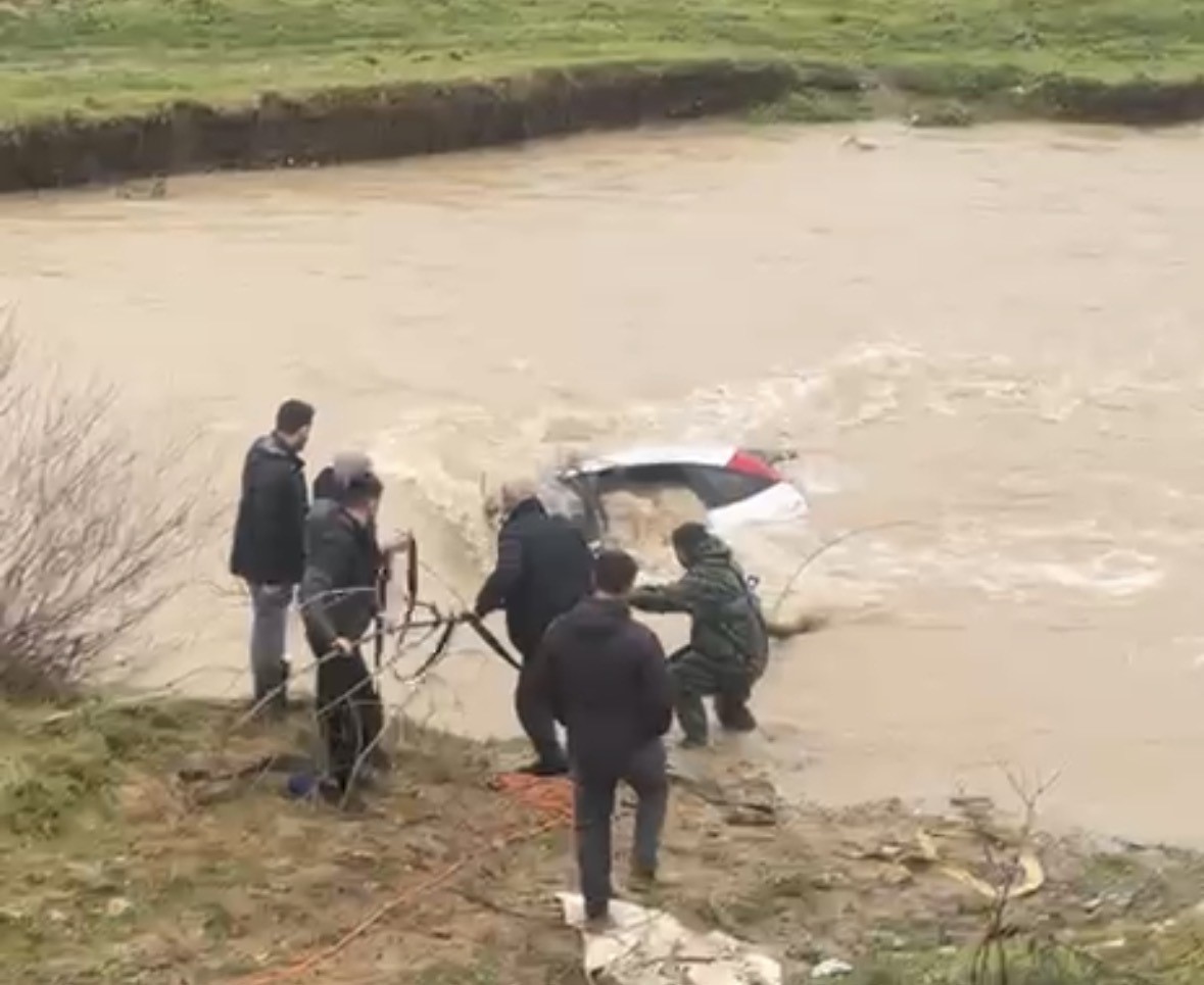 surucu kiyiya cikti otomobil suda kaldi vatandaslar halatla mudahale etti 2 JY8MSm1L
