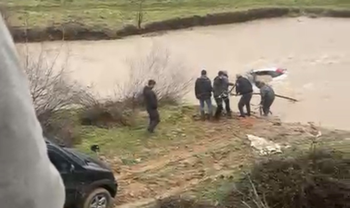 surucu kiyiya cikti otomobil suda kaldi vatandaslar halatla mudahale etti 3